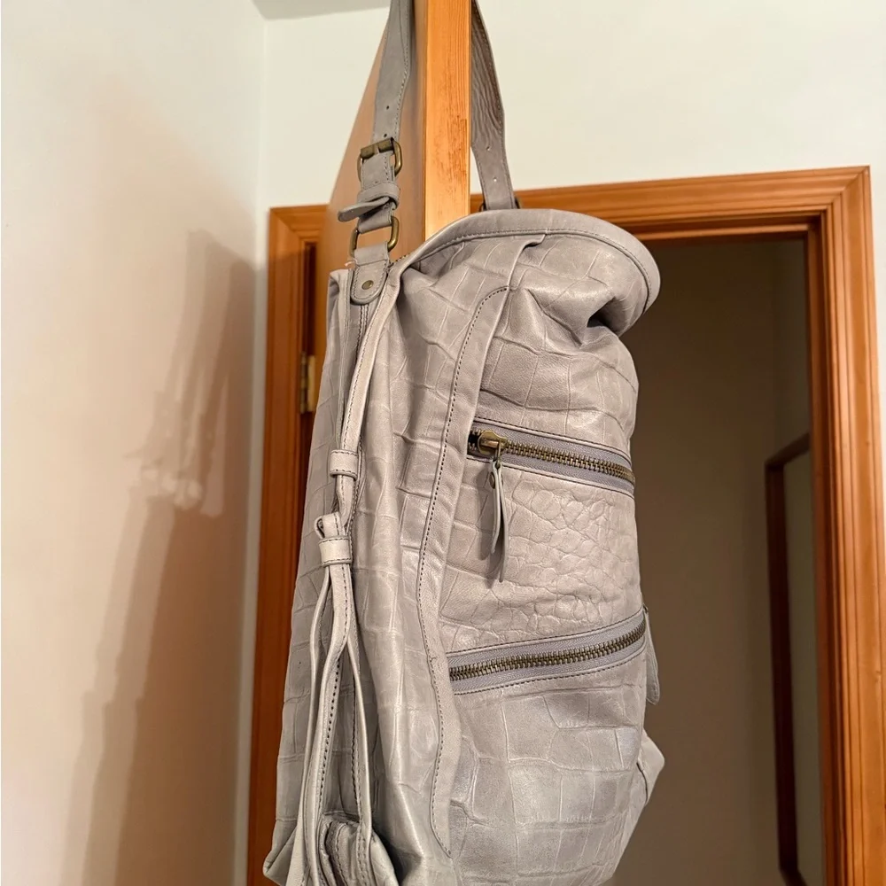 Croc-Texture Hobo Shoulder Bag in Gray